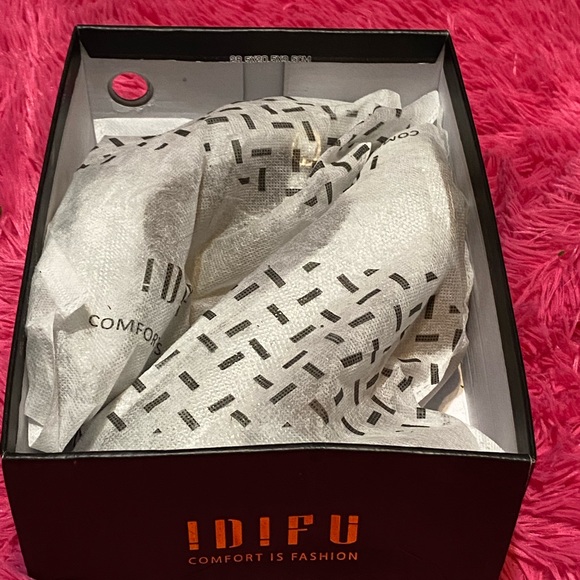 Stunning like new in box silver sparkle stiletto Mary Janes IDIFU sz. 8 - Picture 14 of 15